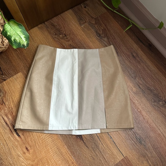 Le Lis Tan and Cream Pencil Skirt - Picture 1 of 4